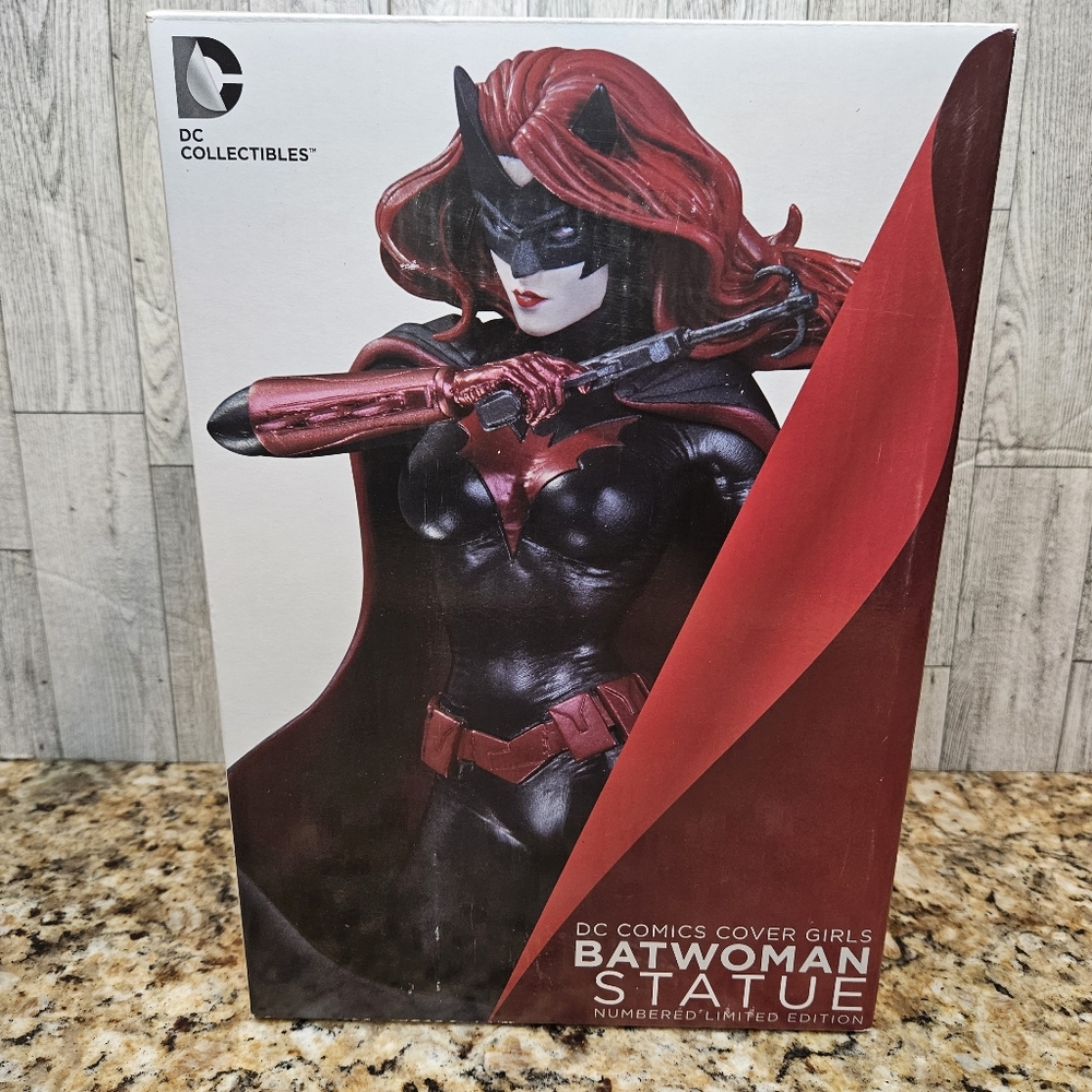 DC Collectibles DC Comics Cover Girls Batwoman Statue 3613 of 5200 RARE LIMITED